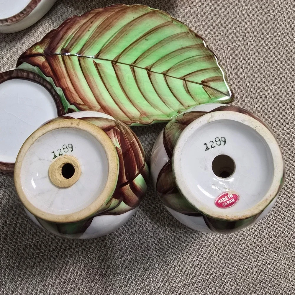 Vintage RARE Lefton Ceramic Salt and Pepper‎ Shakers Bee Leaf Made in Japan Set